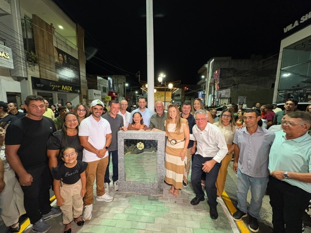 Prefeitura de Glória inaugura Praça e reforça frota com nove veículos zero-quilômetro