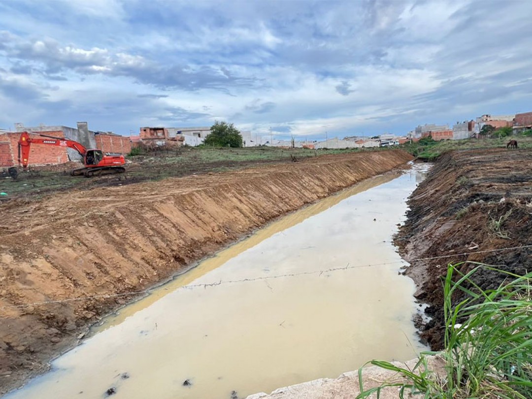 Prefeitura de Glória limpa e amplia canal para evitar alagamentos