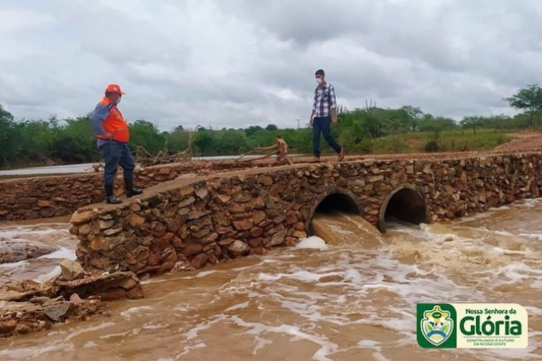 Equipe da gestão municipal visita localidade danificadas após fortes chuvas
