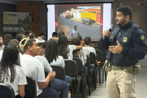 SMTT de Glória realiza ação educativa do Maio Amarelo em parceria com a PRF