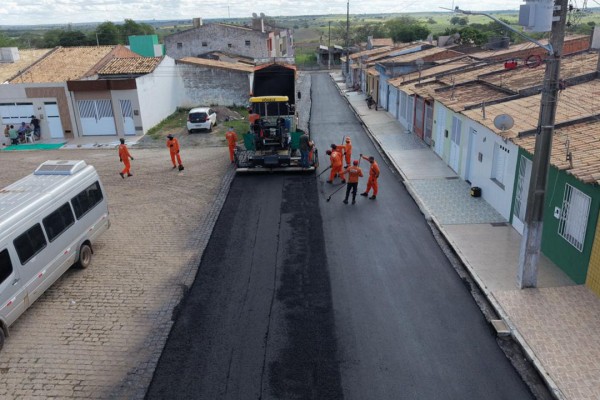 Povoado Angico recebe pavimentação asfáltica