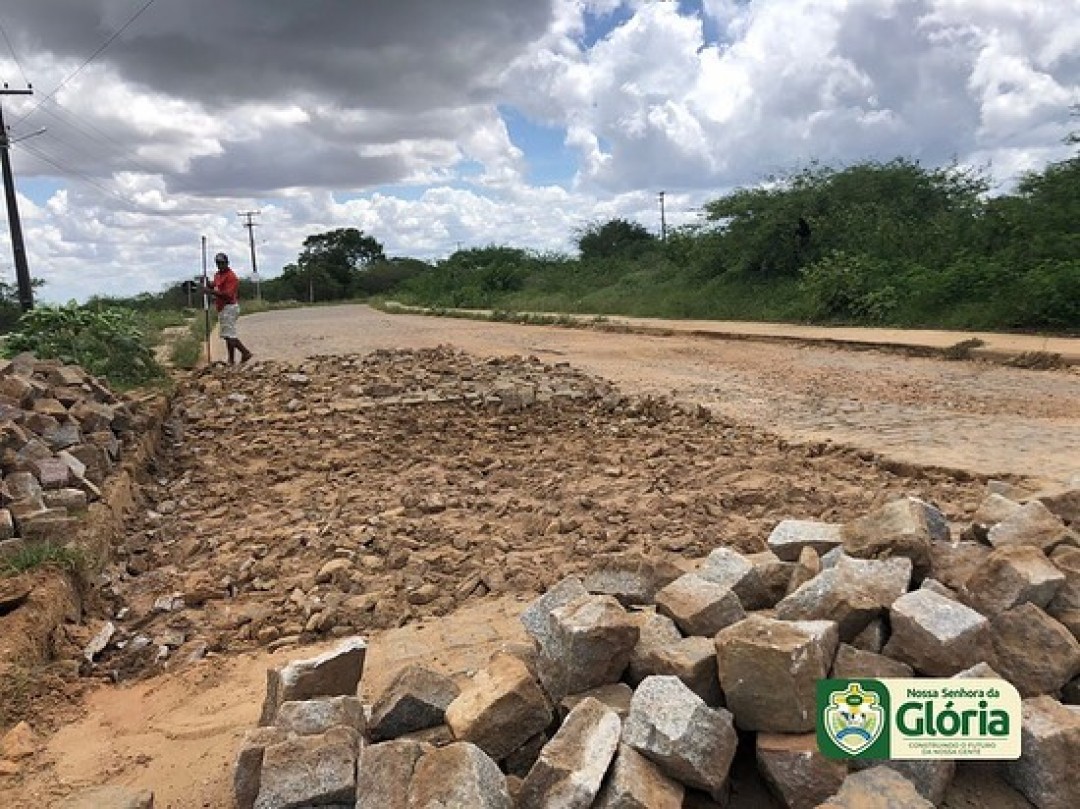 Secretaria de Obras realiza recuperação da estrada que dá acesso ao Bela Vista