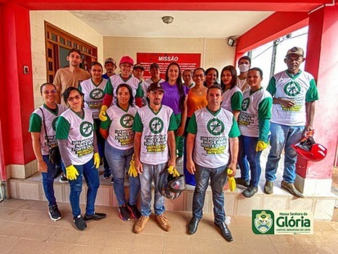Secretarias de Obras e Saúde realizam a entrega dos fardamentos à equipe Cata Treco