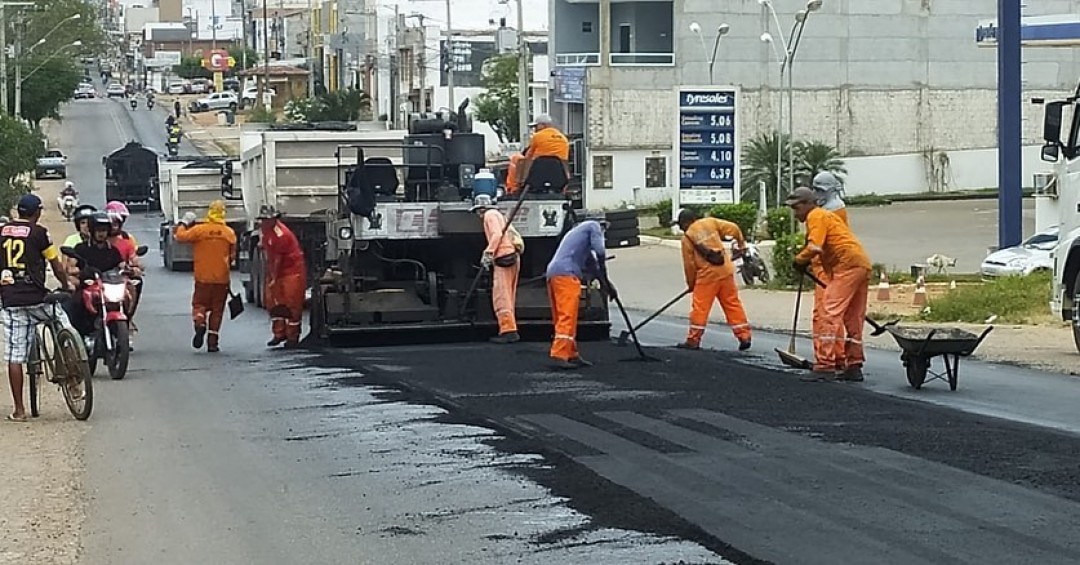 Em parceria com o Governo do Estado realiza o recapeamento da rua Monte Alegre
