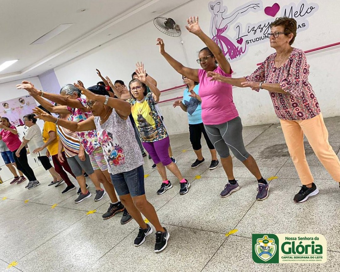 SMASIC promove oficina de dança com grupo de idosos