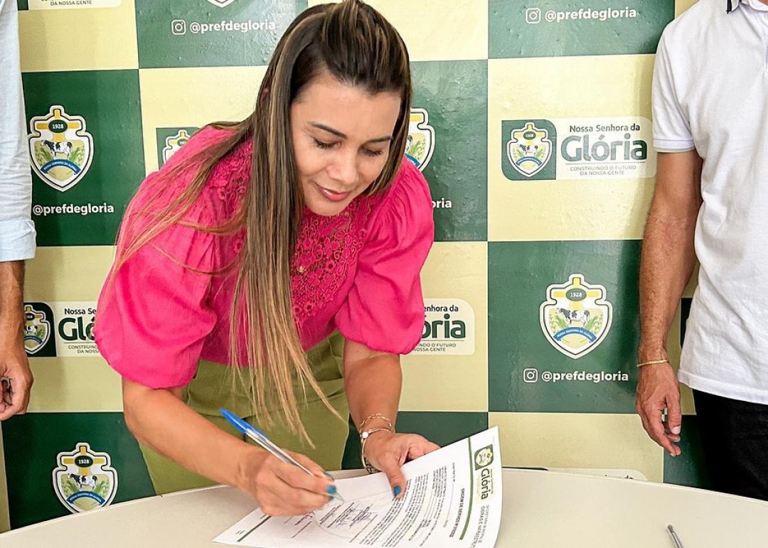 Prefeita Luana assina três ordens de serviços para obras de infraestrutura