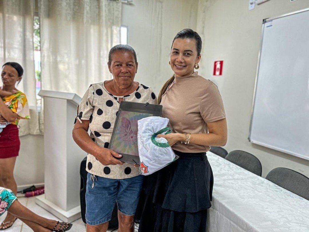 SEMEC realiza entrega de fardamento e Kit escolar a estudantes do EJA