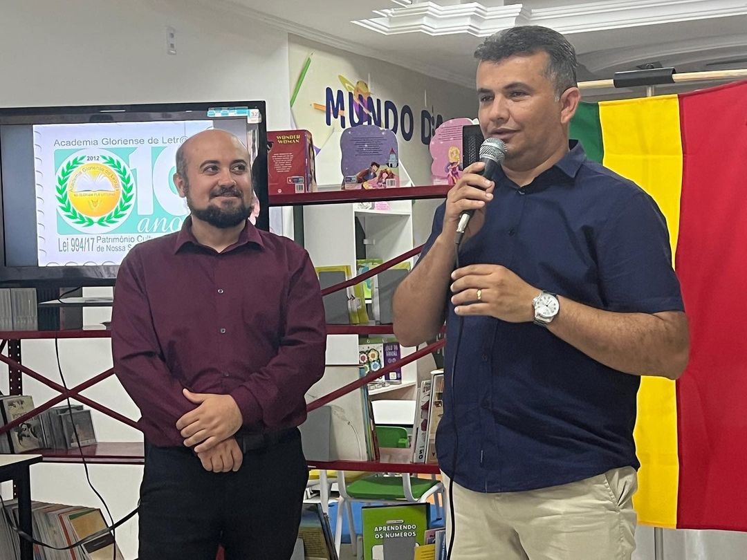 Biblioteca municipal recebe solenidade de lançamento de livro