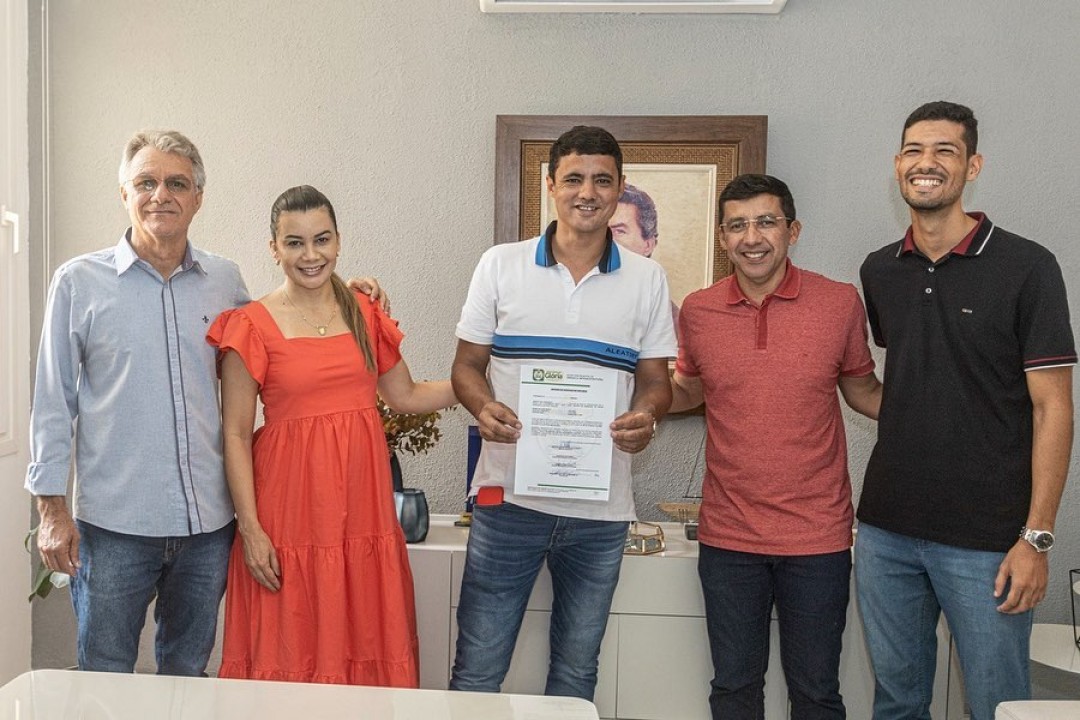 Prefeita Luana assina três ordens de serviço