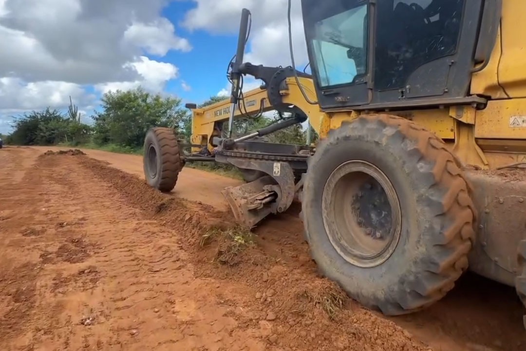 Secretaria de Obras recupera estrada de acesso ao povoado Queimada da Onça