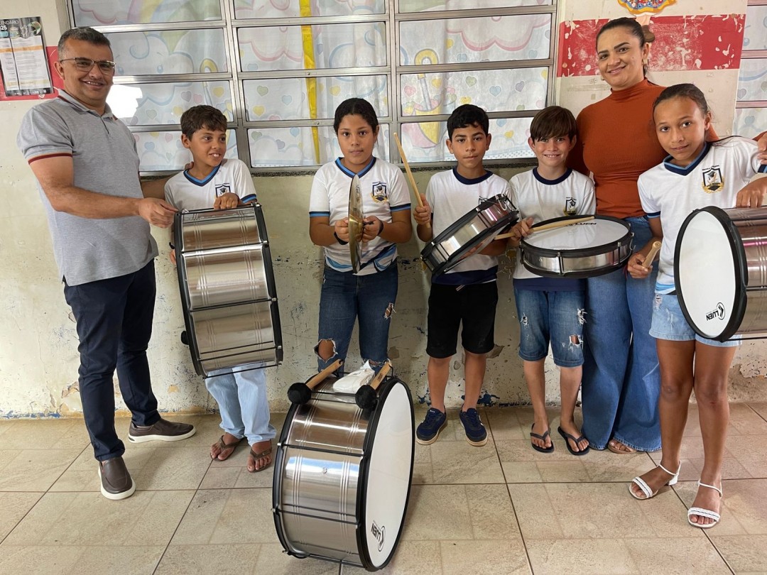 Prefeitura entrega instrumentos musicais para formação da Banda Marcial